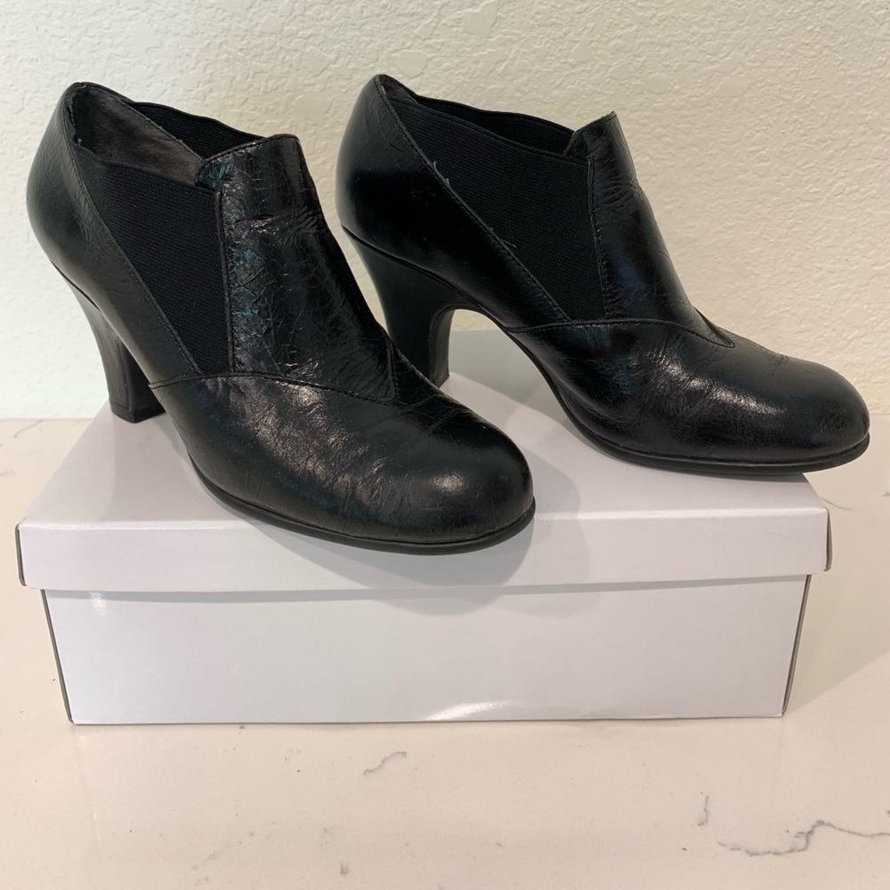 AEROSOLES ankle bootie. WMS size 6. Gently used